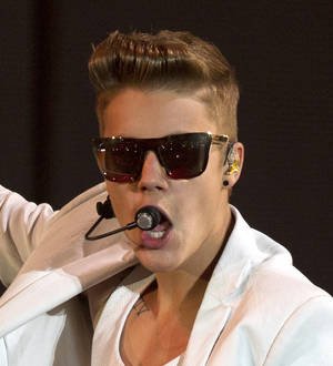 Justin Bieber and Selena Gomez dominate social media awards
