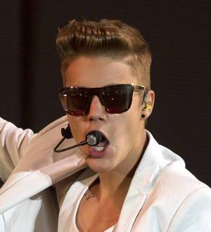 Justin Bieber and Selena Gomez dominate social media awards