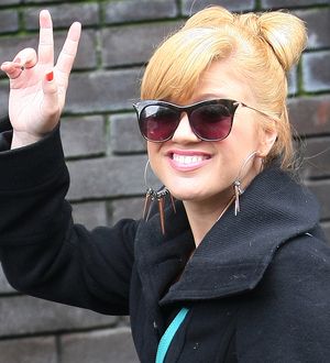 Kelly Clarkson visits Vampire Diaries set