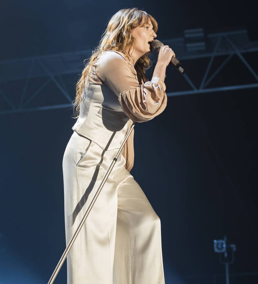 Florence Welch falls over on stage