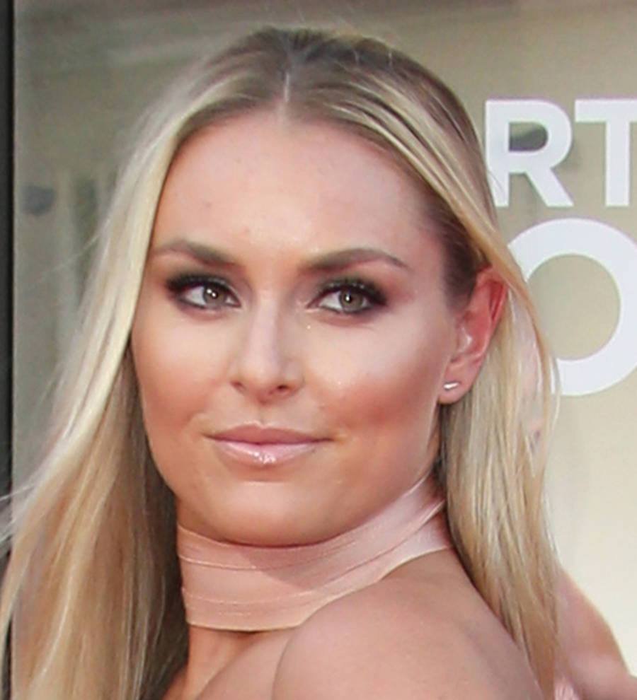 Lindsey Vonn breaks her arm skiing