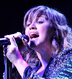 Kelly Clarkson brings out the stars at Los Angeles gig