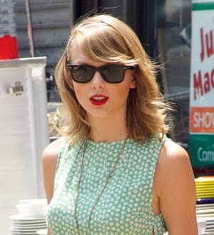 Taylor Swift offers dating advice to fan online
