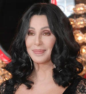 Cher overcomes costume crisis to kick off tour