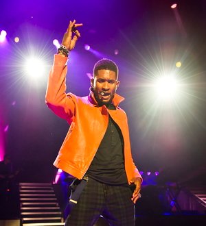 Usher thrills fans with karaoke session
