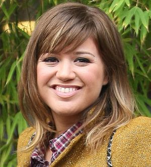 Kelly Clarkson burns hand