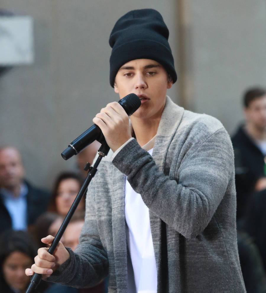 Justin Bieber plays charity show for hometown food bank
