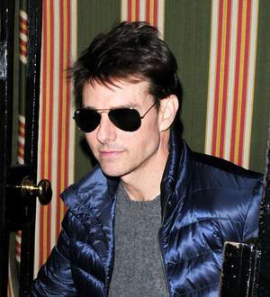 Tom Cruise dines with mystery brunette