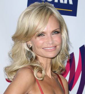 Chenoweth hurts back in fall