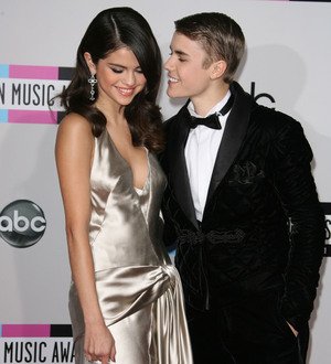 Justin Bieber and Selena Gomez do battle for internet award