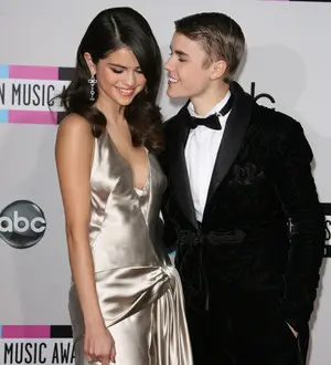 Justin Bieber and Selena Gomez do battle for internet award