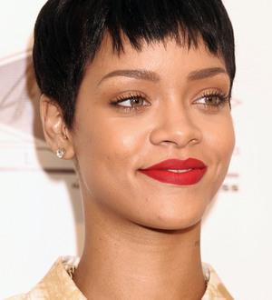 Rihanna denies snorting cocaine at Coachella