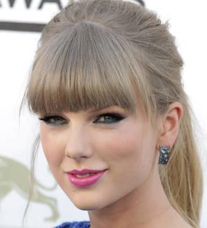 Taylor Swift pranks Ed Sheeran at awards show