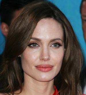 Jolie reaches out to Italian islanders over migrants' plight