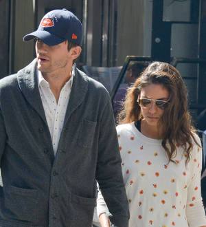 Ashton Kutcher teases fans about relationship status