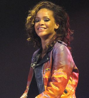 Rihanna booed at London gig