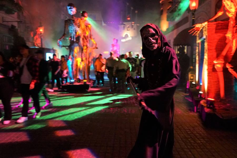 Quick Guide To The Best Houses & Snacks at Halloween Horror Nights 2025!