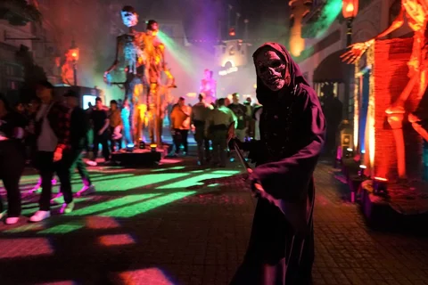 Quick Guide To The Best Houses & Snacks at Halloween Horror Nights 2025!