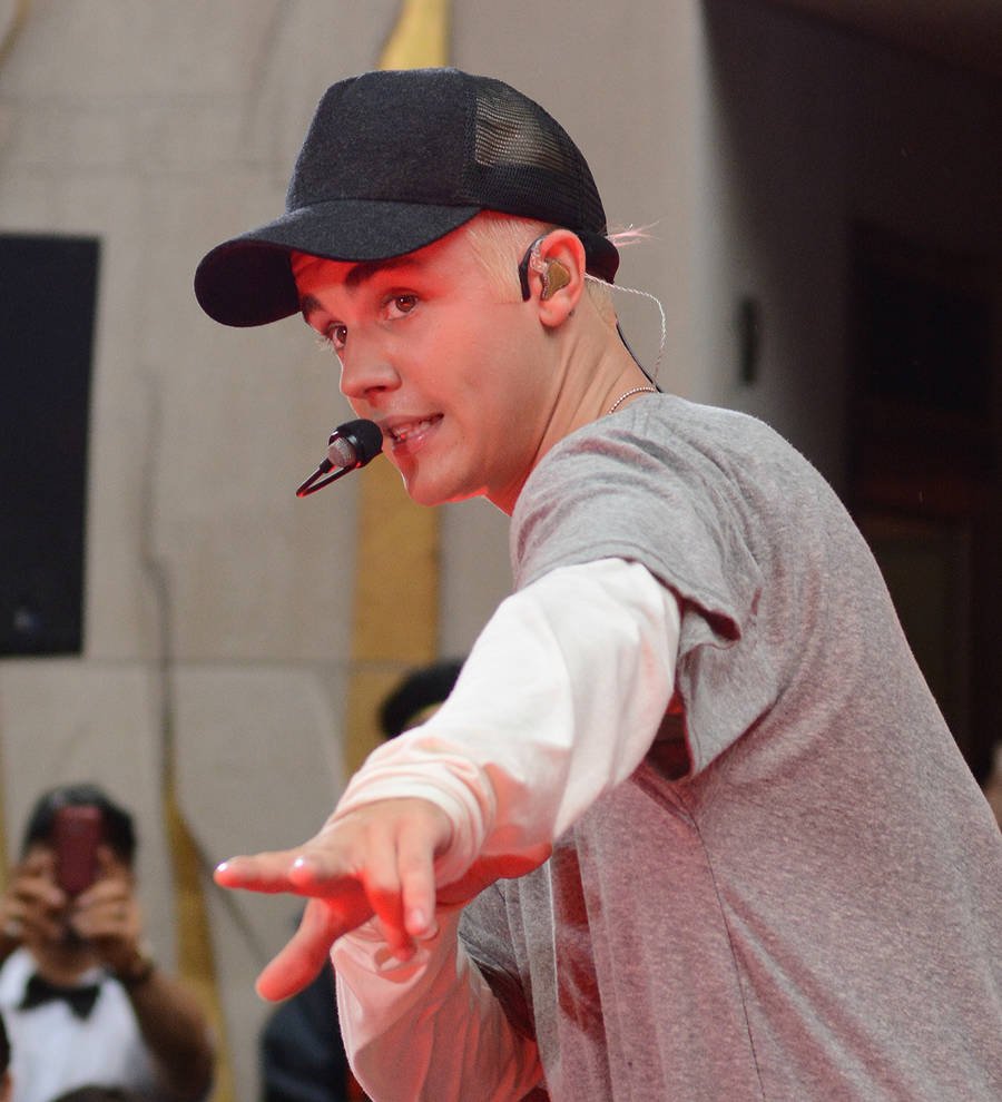 Justin Bieber performs impromptu gig in Bora Bora