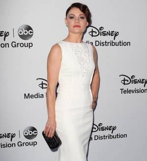 Emilie de Ravin splits from husband again