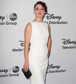 Emilie de Ravin splits from husband again