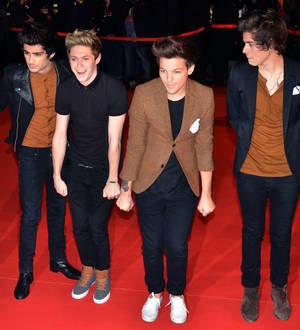 One Direction perform for terminally ill teenage fan