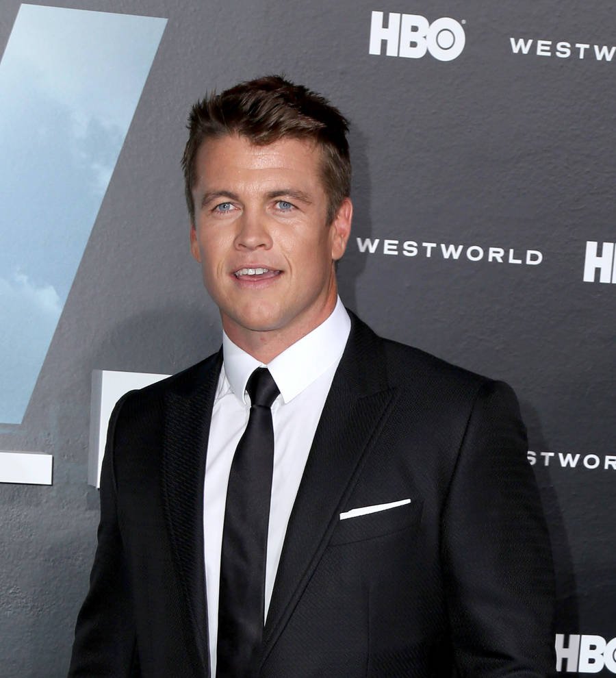 Luke Hemsworth teases 'soft' brothers Liam and Chris