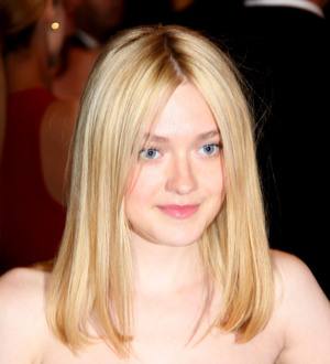 Dakota Fanning moves mother into apartment