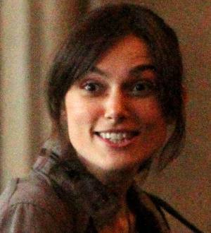 Keira Knightley busks in New York