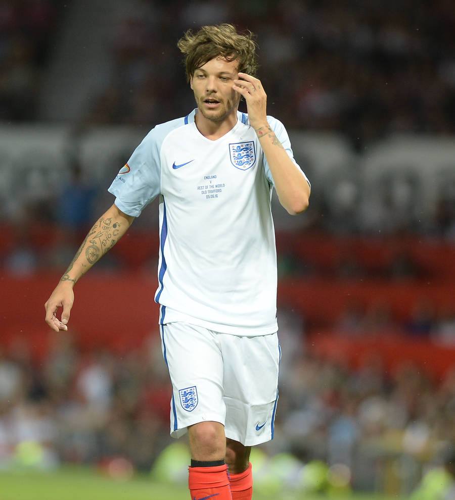 Louis Tomlinson blasts 'losers' after being trolled on WhatsApp