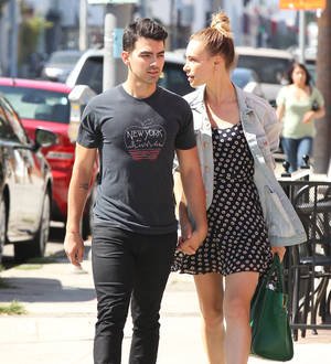 Joe Jonas splits from girlfriend