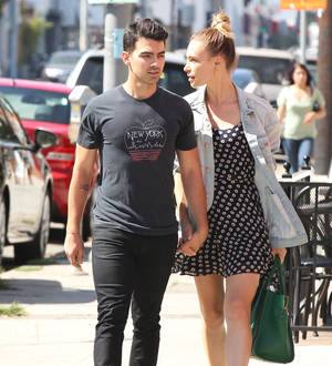 Joe Jonas splits from girlfriend