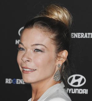LeAnn Rimes adopts puppy