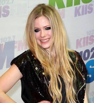 Avril Lavigne enlists help from Billy Zane in music video