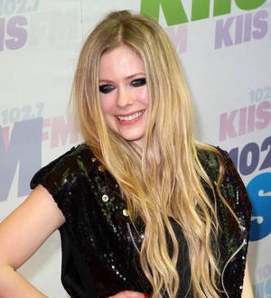 Avril Lavigne enlists help from Billy Zane in music video
