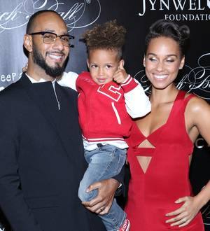 Alicia Keys & Swizz Beatz vacation with his ex-wife Mashonda