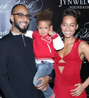Alicia Keys & Swizz Beatz vacation with his ex-wife Mashonda