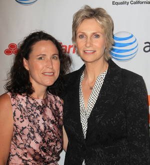 Jane Lynch files for divorce