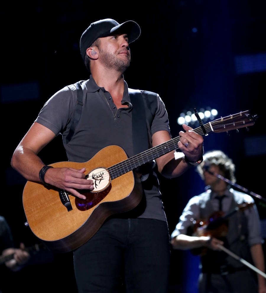 Luke Bryan postpones farm concert due to rain