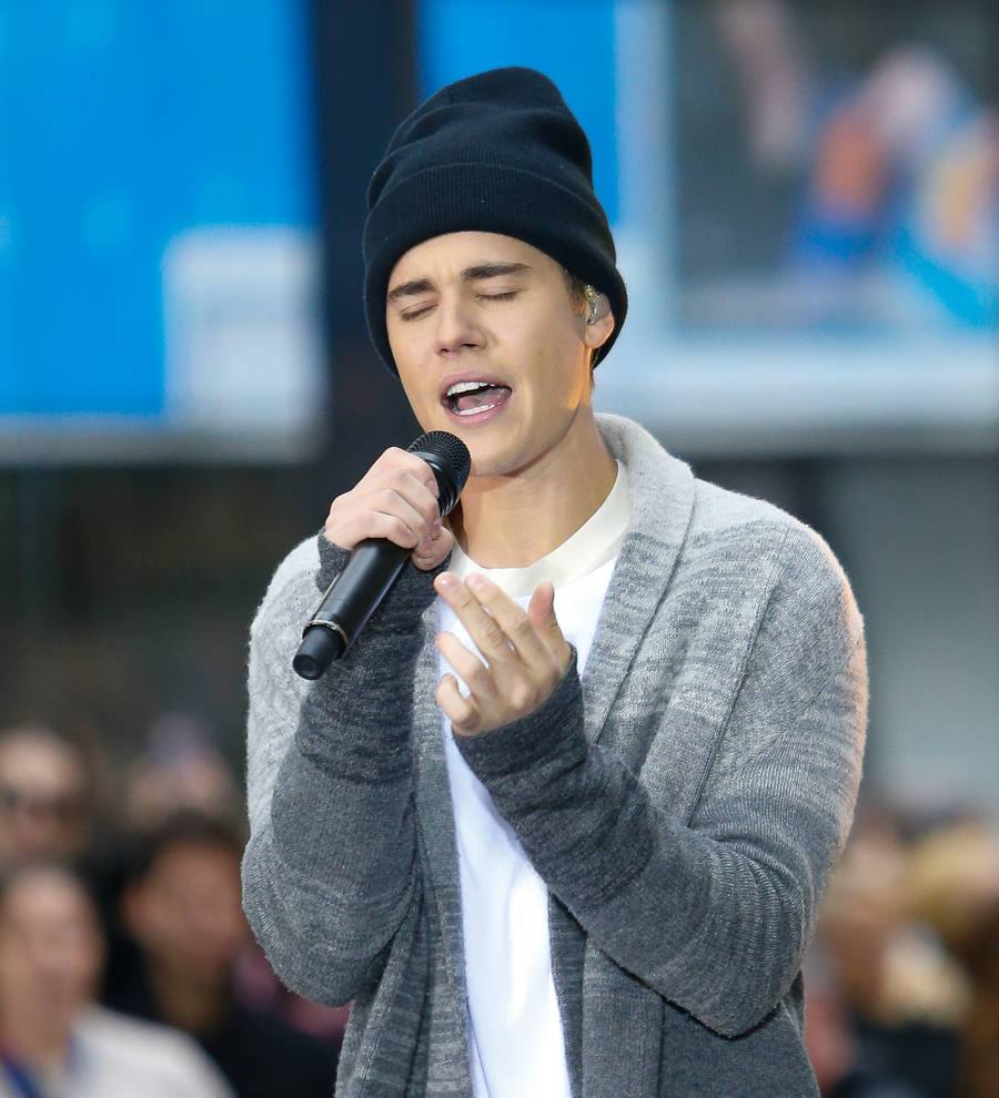Justin Bieber serenades fans on Twitter's anniversary