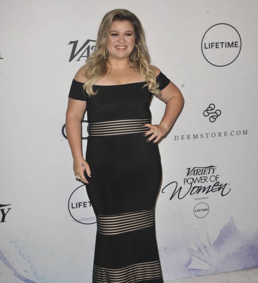 Kelly Clarkson: 'Avril Lavigne elbowed me in the face at awards show'