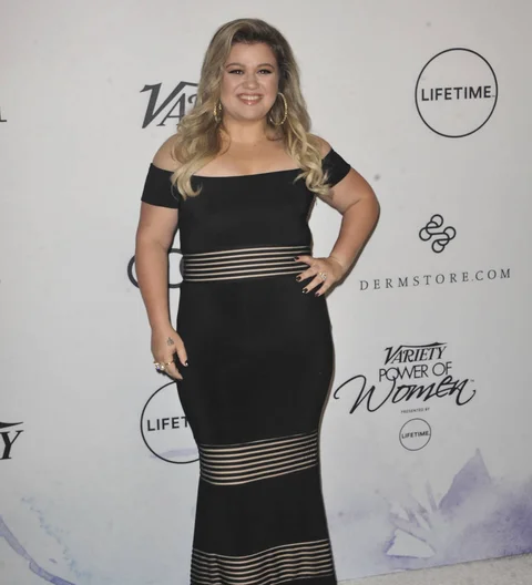 Kelly Clarkson: 'Avril Lavigne elbowed me in the face at awards show'