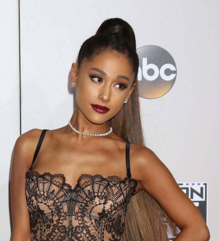 Ariana Grande to join Women's March with mother and grandma