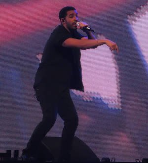 Drake pays tribute to Selena Quintanilla