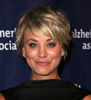 Kaley Cuoco-Sweeting video-chats with young cancer patient