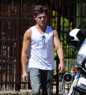 Zac Efron injures wrist