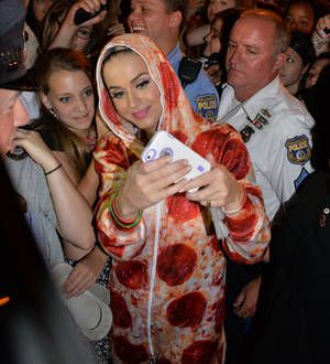 Katy Perry mobbed by fans in Philadelphia