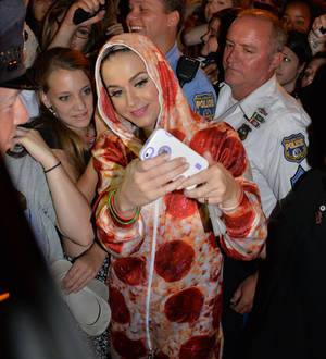 Katy Perry mobbed by fans in Philadelphia