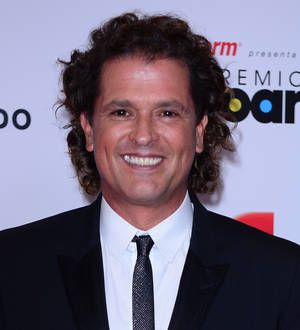Carlos Vives duets with cancer-stricken girl at Miami concert