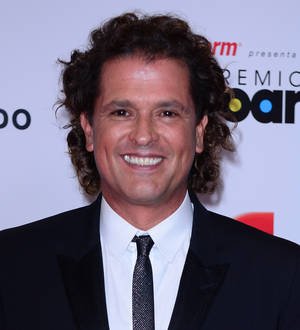 Carlos Vives duets with cancer-stricken girl at Miami concert